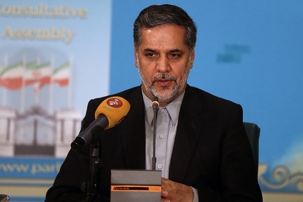نقوی حسینی: کسی که خانواده اش حاضر به زندگی در ایران نیست، لیاقت تصدی مناصب بالای دولتی را ندارد