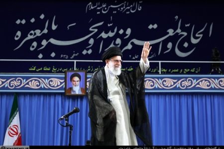 رهبر انقلاب در دیدار کارگزاران حج:دولت سعودی بدون امنیتی کردن محیط مؤظف به تأمین امنیت حجاج است/ حج یک کار سیاسی است که عیناً تکلیف دین است/ دشمنان امت اسلامی بالاخره زانو خواهند زد